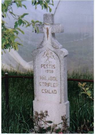 Noch heute erinnert ein Gedenkkreuz der Familie Strifler an die Pestepidemie von 1739 in Elek
